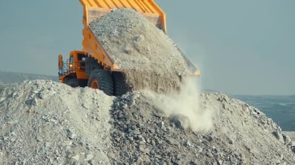 Der Bergbaulader Entlädt Kalksteinerz Oder Gestein Blick Von Hinten — Stockvideo