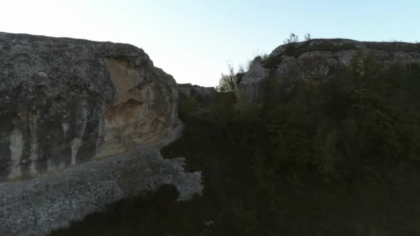 Скелястий Скелястий Скелі Над Зеленою Долиною Мальовничий Краєвид Величезного Скелястого — стокове відео