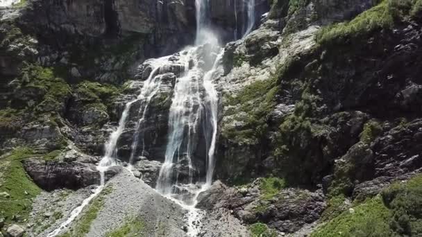 Close Raging Mountain Waterfalls Aerial View Giant Waterfall Flowing Mountains — Stock Video
