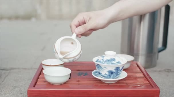 Traditionella Kinesiska Teceremonin Video Närbild Manlig Hand Ange Kinesisk Tekopp — Stockvideo