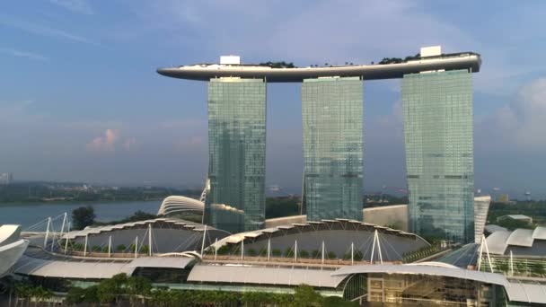 マリーナ サンズ シンガポール市街のスカイラインを明らかの空撮 ショット マリーナ サンズ シンガポール航空飛行ドローンの視点から — ストック動画