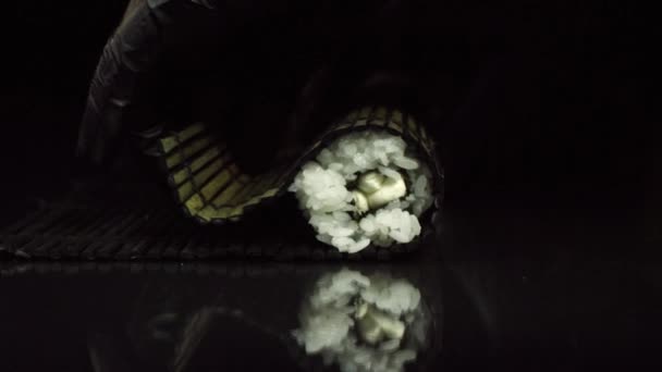 Mâinile Fac Rola Lungă Sushi Aproape Orez Bucăţi Peşte Pregătirea — Videoclip de stoc