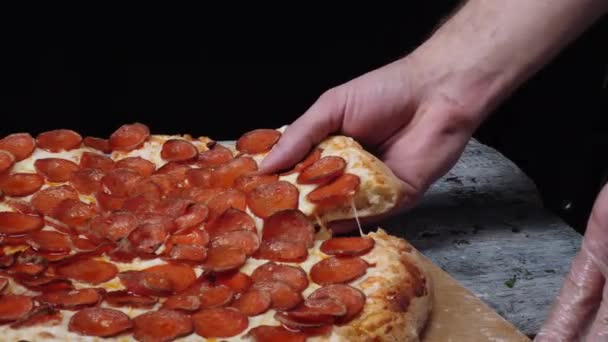 Přičemž Pizzu Roztavený Sýr Kape Rám Detail Lidí Ruce Brát — Stock video