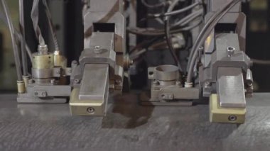 Torna makinesinin içinde boru klempi ile çalışan yakın çekimi. Boru çevirme makinesi 4K 'den operatör çelik boru parçası