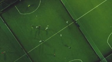 Hava futbol maç oyunu. Küçük. Görünümü top havadan çekim iki takım açık havada, futbolda top oynarken. Futbol oyun açık havada, yeşil alan ile işaretler, oyuncu bir top ile çalışan.