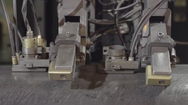 中クランプパイプで作業する旋盤機のクローズアップ パイプ回転機4Kによるスチールパイプ部品加工オペレーター — ストック動画