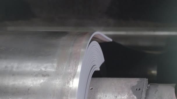 波纹钢板成形机 管材制造 工业机器关闭4K — 图库视频影像
