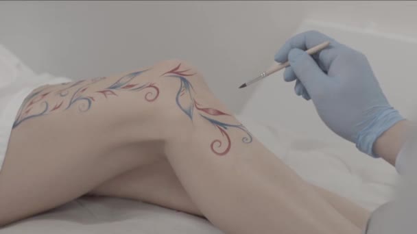 Primo Piano Una Mano Artista Che Disegna Tatuaggi Temporanei Una — Video Stock