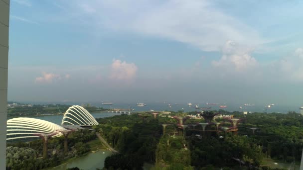 曇りの夏の日の中に街のスカイラインとシンガポールの高層ビルの空中映像 ショット シンガポール市内の空撮 — ストック動画
