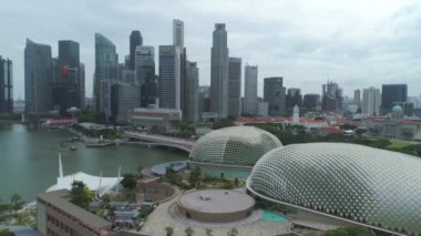 Singapur - 15 Haziran 2018: Singapur yeni şehir binaları gökdelenler hava. Vurdu. Singapur hava cityscape görünümü.