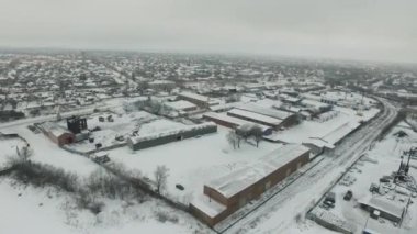 Küçük bir kasabanın hava manzarası. Görüntü. Küçük bir köy. Tarla karla kaplı. Trenin görüntüsü. Kış geliyor HD