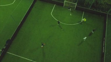 Hava futbol maç oyunu. Küçük. Görünümü top havadan çekim iki takım açık havada, futbolda top oynarken. Futbol oyun açık havada, yeşil alan ile işaretler, oyuncu bir top ile çalışan.