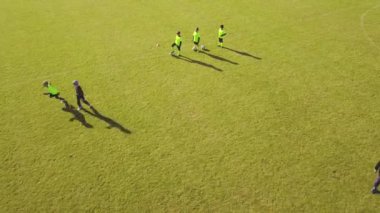 Havadan görünümü sporcu eğitim futbol oynarken. Açık Eğitim