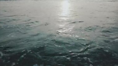 Su yüzeyinden güzel bir hava görüntüsü denizin üzerinde yavaşça yükseliyor. Video 4K