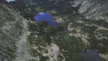 Üstten Görünüm Gölü. Küçük. Sibirya üzerinden uçan. Altay. Lakes Valley yakınındaki dağ silsilesi.