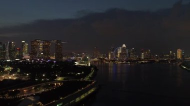 Cityscape Singapur hava görünümünü. Vurdu. Singapur Skyline gece havadan izleme.