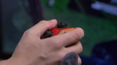 Genç adam bir retro joystick ile video oyunu oynar. 1980'lerin ortalarında gelen joystick oyun. El 4k ile bilgisayar oyun çubuğu