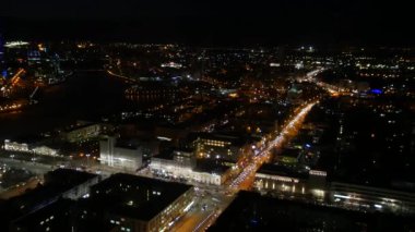 Şehir gecesi. Gece 4K 'da panoramik manzara.