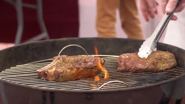 ステーキ グリルにクローズ アップ 正体不明の料理のクローズ アップ赤熱グリルの美味しいステーキをフライパンの一枚以上になります — ストック動画