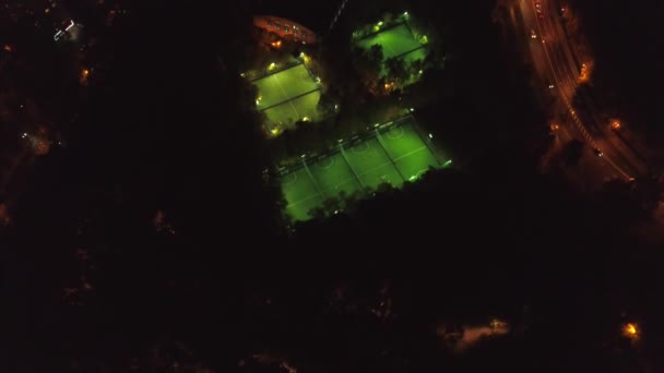 Letecký Pohled Fotbalové Hřiště Noci Amatérské Fotbalisty Hrající Hru Městě — Stock video