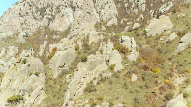 Riesige Felsbrocken Auf Einem Hügel Ungewöhnliche Felsformationen — Stockvideo
