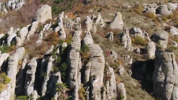 Formações Pedra Estranhas Numa Colina Vista Aérea — Vídeo de Stock