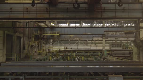 工場のオーバーヘッドクレーン 黄色い鋼鉄負荷持ち上がるホック イエロービームの工場オーバーヘッドクレーン 4Kを閉じる — ストック動画