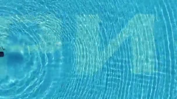 プールの女の子のトップビュー シーンか 浮かぶスリムな女性の空想的な眺め プールで泳ぐ若い女性のトップビュー 夏休みのコンセプト — ストック動画