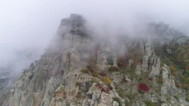 Yüksek Dağ Uçurumlar Üzerinden Sis Sabah Erken Harika Dağ Görünümünde — Stok video