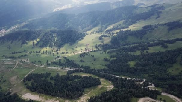 Luftaufnahme Einer Kurvenreichen Straße Den Bergen Wunderschöne Berglandschaft Mit Bäumen — Stockvideo