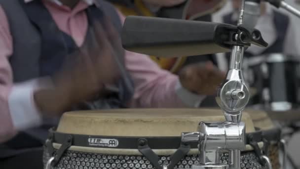 Kezek Dobolnak Dobos Játszik Dobon Színpadon Dobos Dobolás Zenészek Kéz — Stock videók