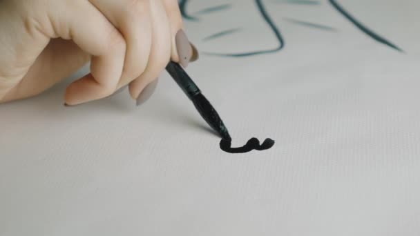 Traditionele Schrijfkwast Chinese Schrijfkwast Meisje Oefent Kalligrafie Met Een Penseel — Stockvideo