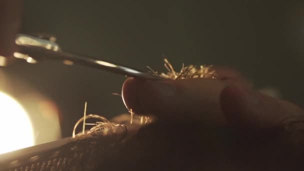 Barber Zastřihne Vlasy Klienta Nůžky Detail Rám Holič Česání Vlasy — Stock video