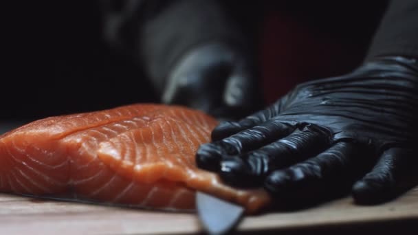 Close Van Sushi Chef Kok Handschoenen Plakjes Verse Zalm Bij — Stockvideo
