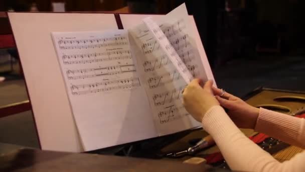 Partitions Dans Ombre Gros Plan Musicien Fille Feuilles Notes Papiers — Video