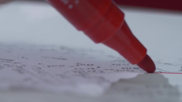 Een Rode Markering Schrijft Een Vel Papier Close Marker Tip — Stockvideo