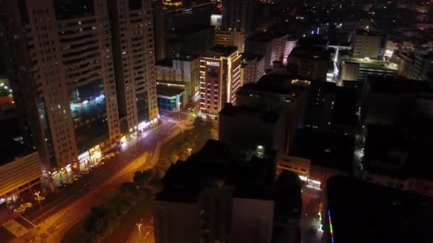 Vista Nocturna Iluminada Elevada Los Rascacielos Los Medios Comunicación Ciudad — Vídeos de Stock