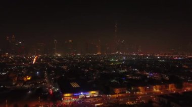 Şeyh Zayed Yolu, Dubai, BAE 'deki medya ve internet gökdelenlerinin gece görüşü yükseltildi. Geceleri büyük, modern bir şehrin manzaralı manzarası. İş Körfezi, Dubai, Birleşik Arap