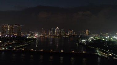 Cityscape Singapur hava görünümünü. Vurdu. Singapur Skyline gece havadan izleme.