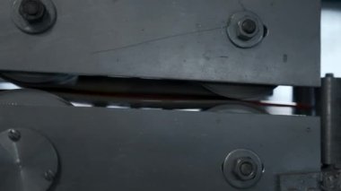 Yalıtım malzemeleriyle kaplı hızlı kabloları olan bir metal fabrikasındaki çelik bobinleri kapatın. Yaratıcı. Fabrika atölyesinin detayları