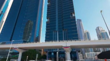 Dubai - BAE, 4 Şubat 2023: Dubai Marina 'daki modern apartmanlar. Başla. Yüksek gökdelenlerdeki toplu taşıma penceresinden görüntüle