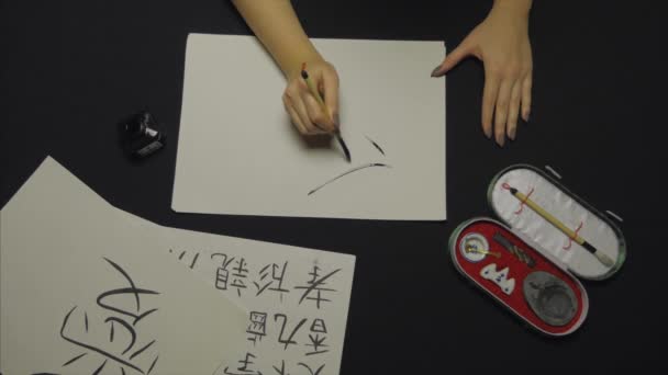 Παραδοσιακή Βούρτσα Κινέζικη Βούρτσα Γραφής Κορίτσι Ασκεί Καλλιγραφία Χρησιμοποιώντας Ένα — Αρχείο Βίντεο