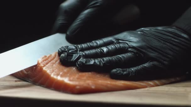 Zbliżenie Kucharz Sushi Rękawice Plastry Łososia Świeżego Sushi Bar Krojenia — Wideo stockowe