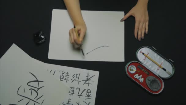 Traditional Writing Brush Chinese Writing Brush Girl Practicing Calligraphy Using — Stock Video