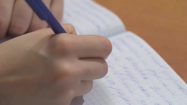 用笔在笔记本上写的女性手 女人的手放在木制桌面上与各种项目 的螺旋记事本中写的特写 — 图库视频影像