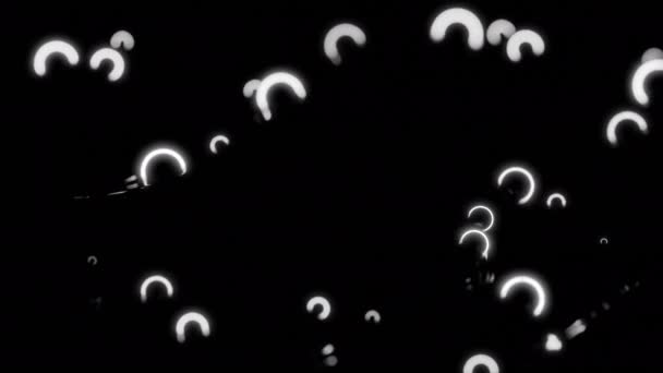 在黑色背景上跳跃着微小的弧形霓虹灯形状 小粒子从气泡中坠落 — 图库视频影像