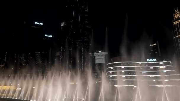 Dubai Uae April 2023 Танцующие Фонтаны Dubai Mall Около Burj — стоковое видео