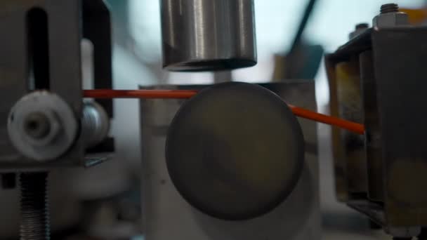 絶縁された銅線は工業プラントで速く動きます クリエイティブ 工場でスピニングスプール — ストック動画