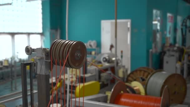 Lastik Fabrikasında Çelik Tel Bobinler Yaratıcı Modern Lastik Üretim Tesisinde — Stok video
