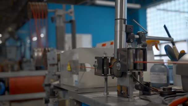 Geïsoleerde Koperdraden Bewegen Snel Industriële Fabriek Creatief Draaispoelen Fabriek — Stockvideo